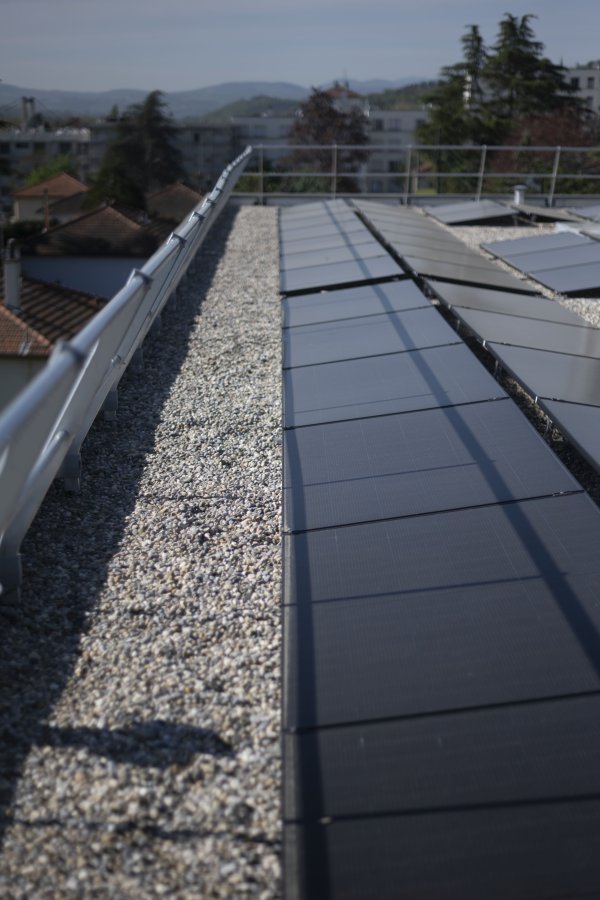 toiture solaire pour plus d'économies sur le budget électricité de votre établissement
