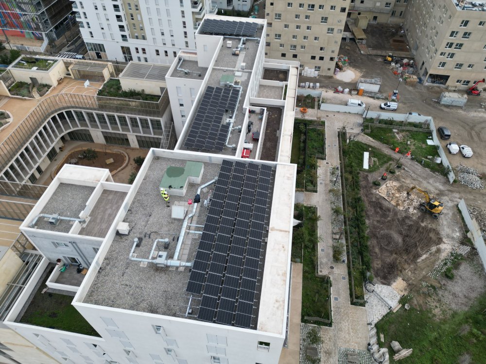Installation de panneaux solaires en toiture.